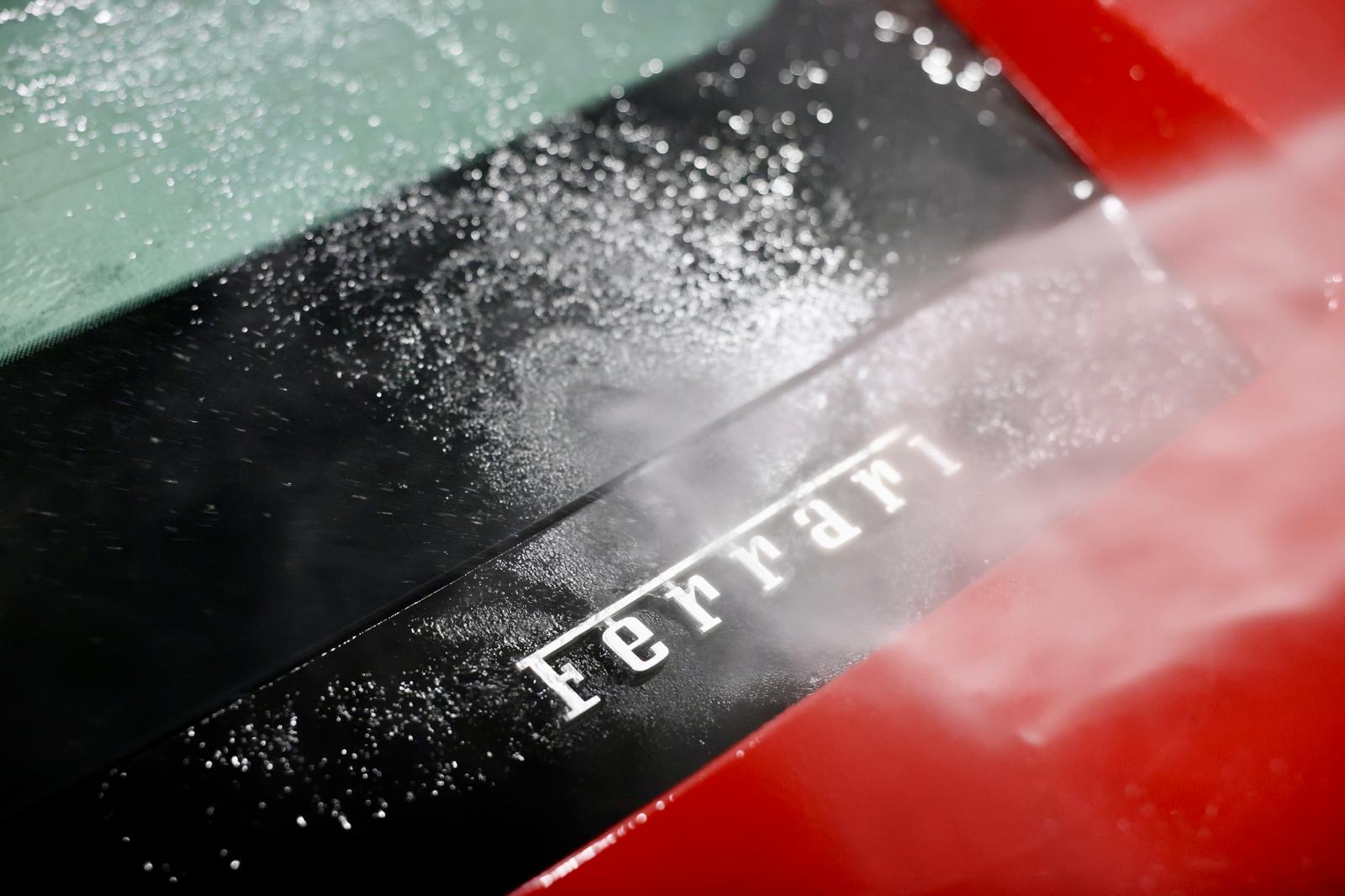 Detaliu Ferrari acoperit de picături în timpul lucrării
