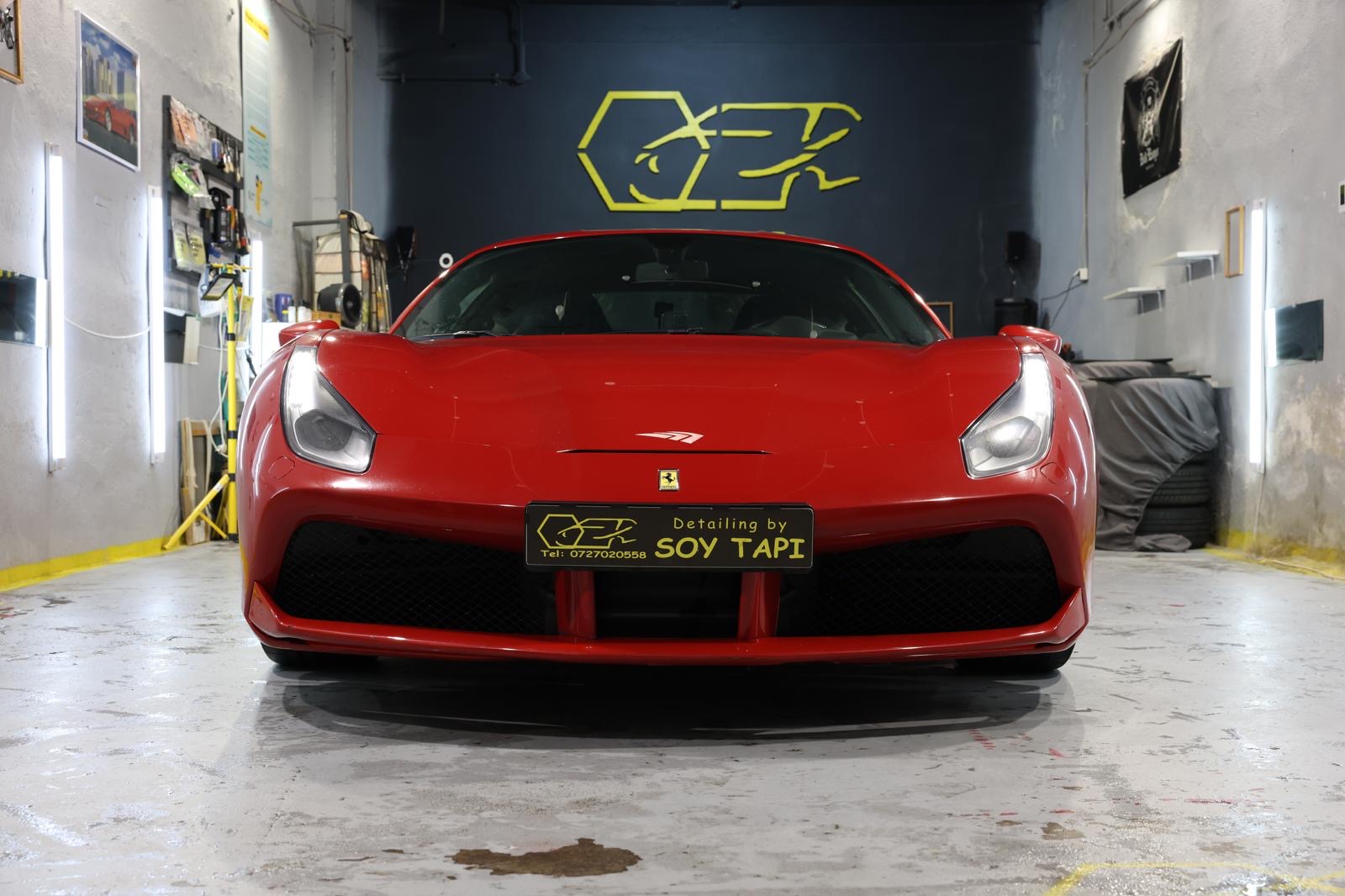 Ferrari roșu fotografiat frontal în atelierul SOY TAPI
