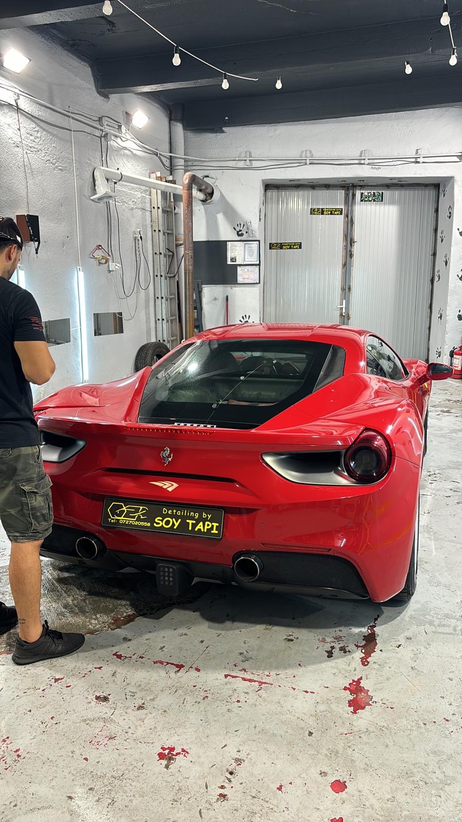Ferrari roșu și un membru al echipei în atelierul SOY TAPI