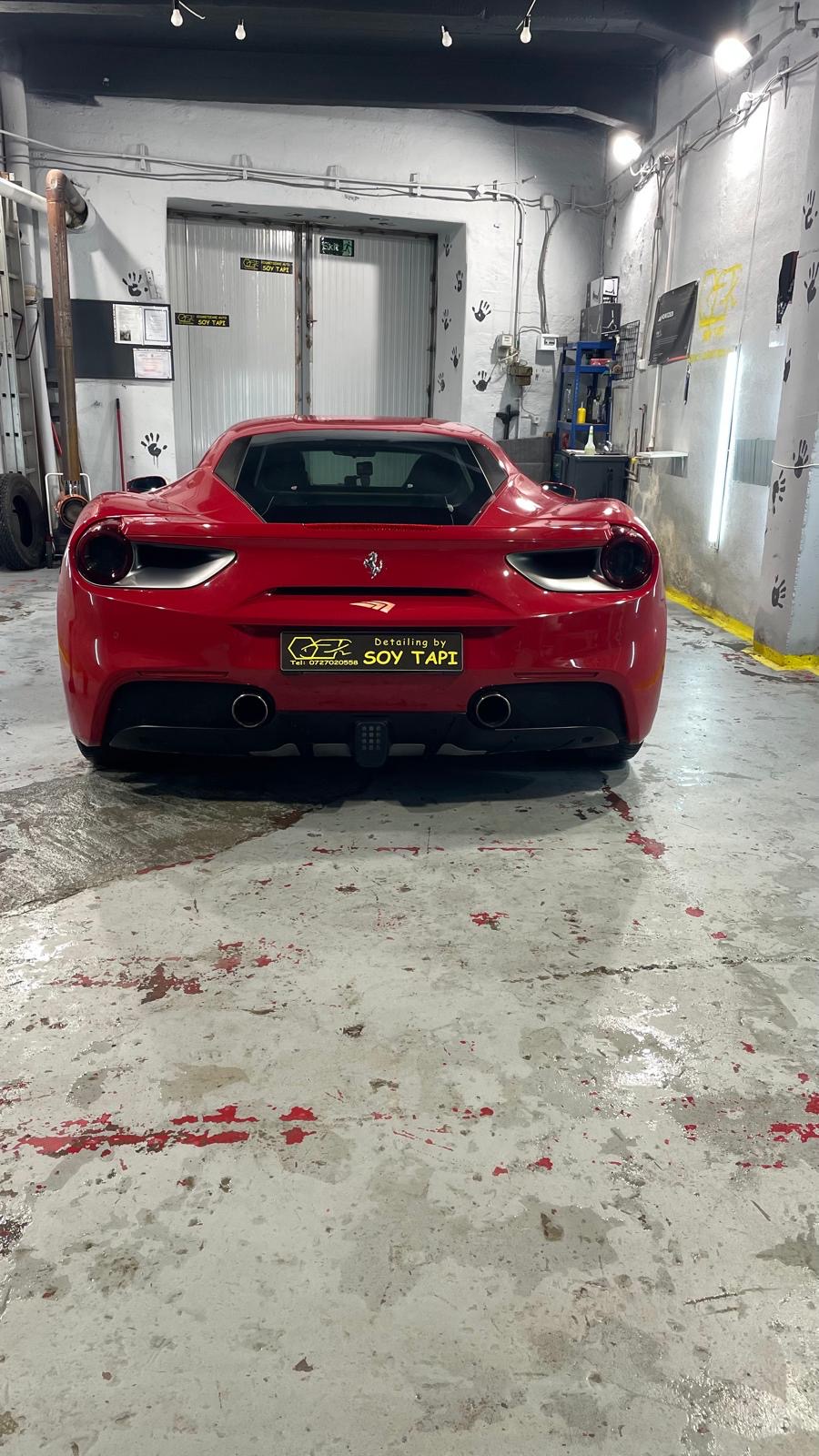 Ferrari roșu fotografiat din spate în atelierul SOY TAPI