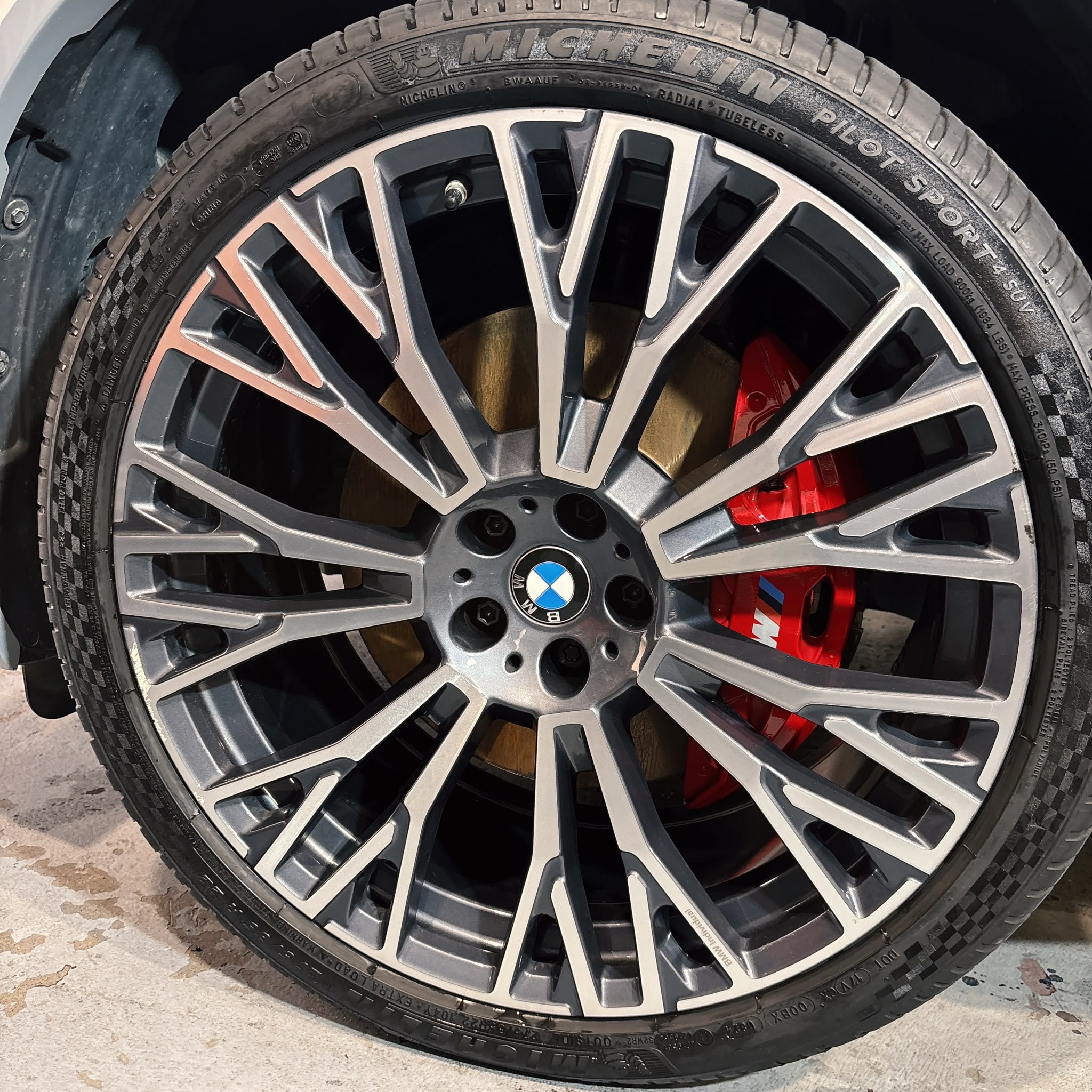 Aceeași jantă BMW după curățare