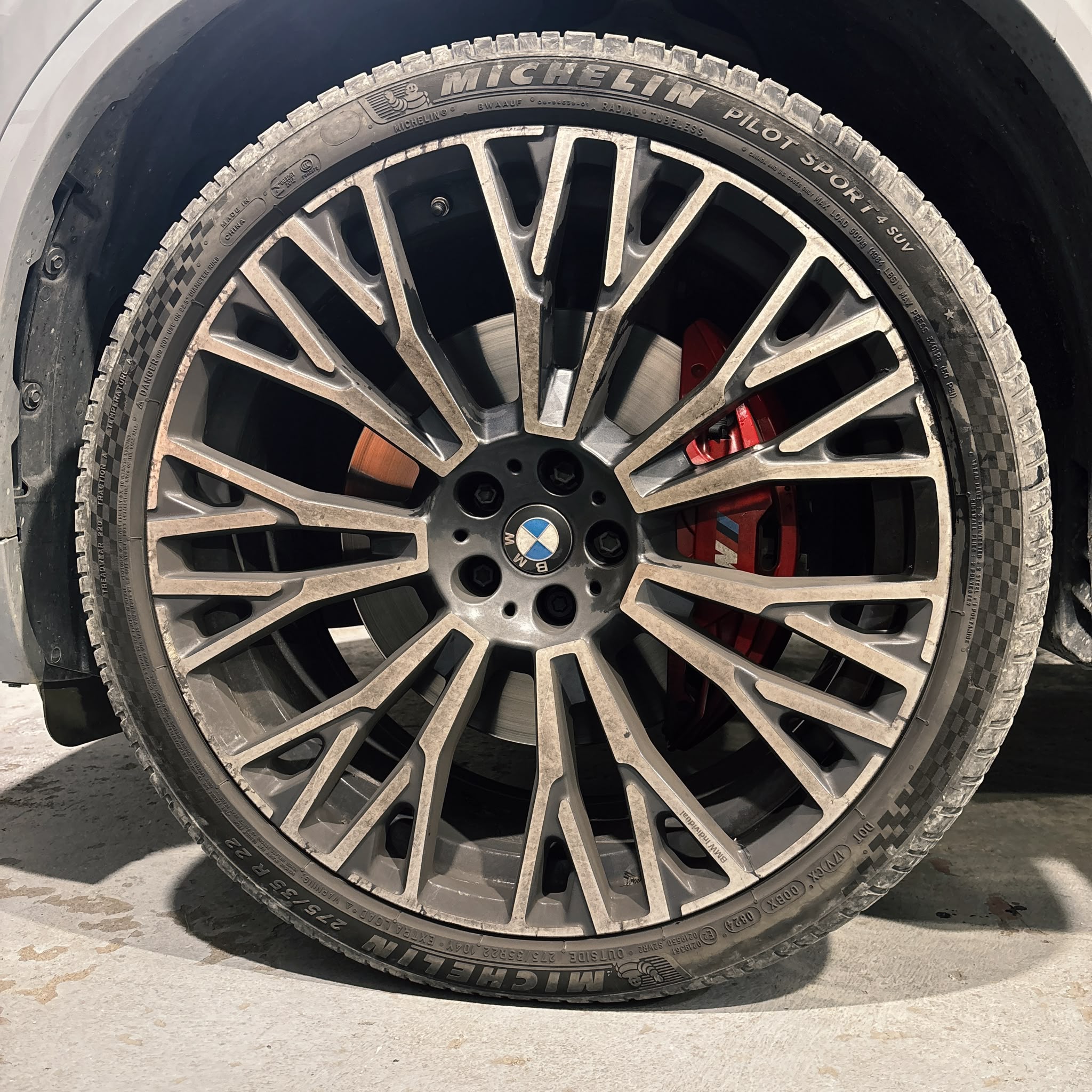 Jantă BMW înainte de curățare, cu depuneri vizibile